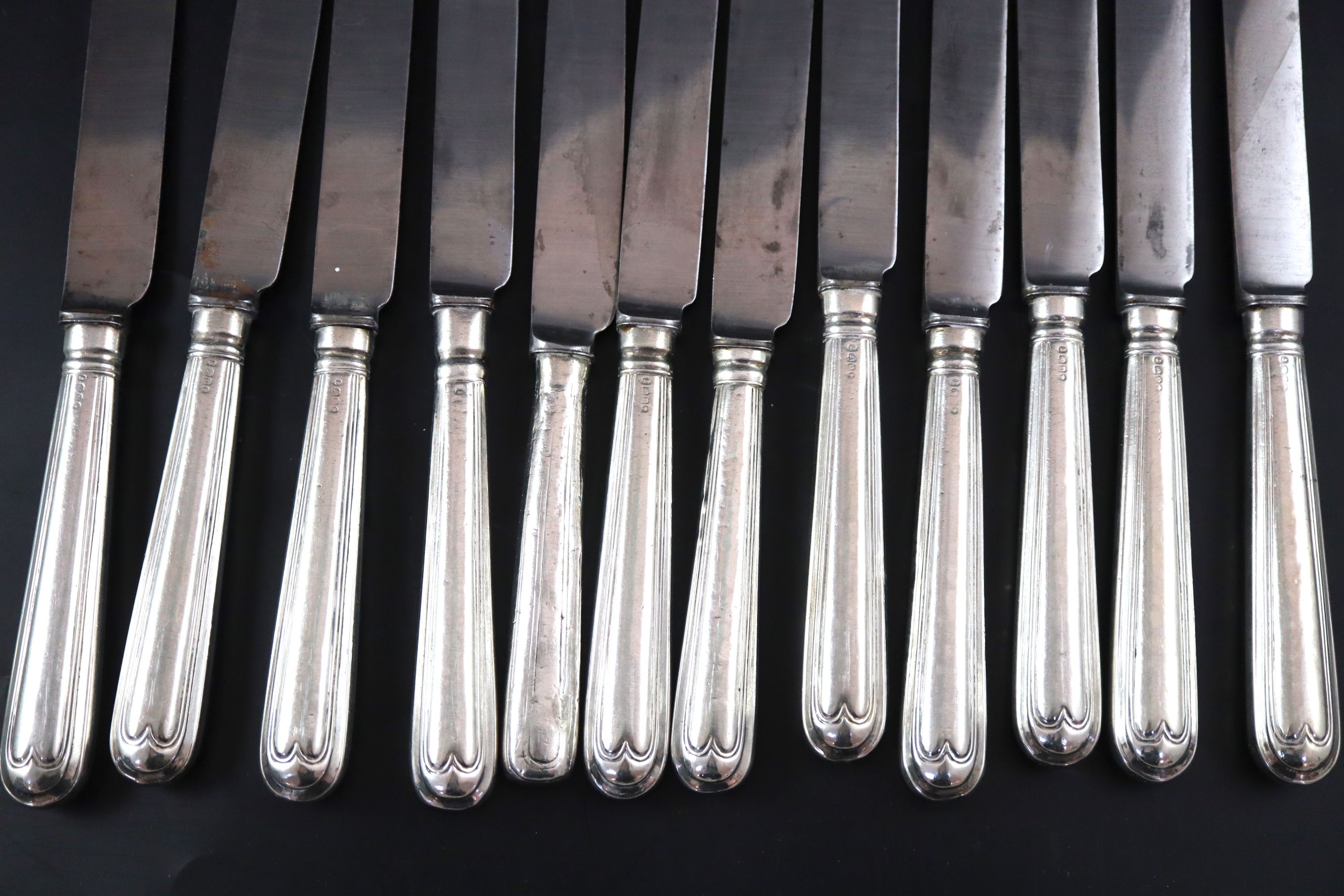 A harlequin set of fifteen mainly George IV silver handled table knives, approx. 27cm.